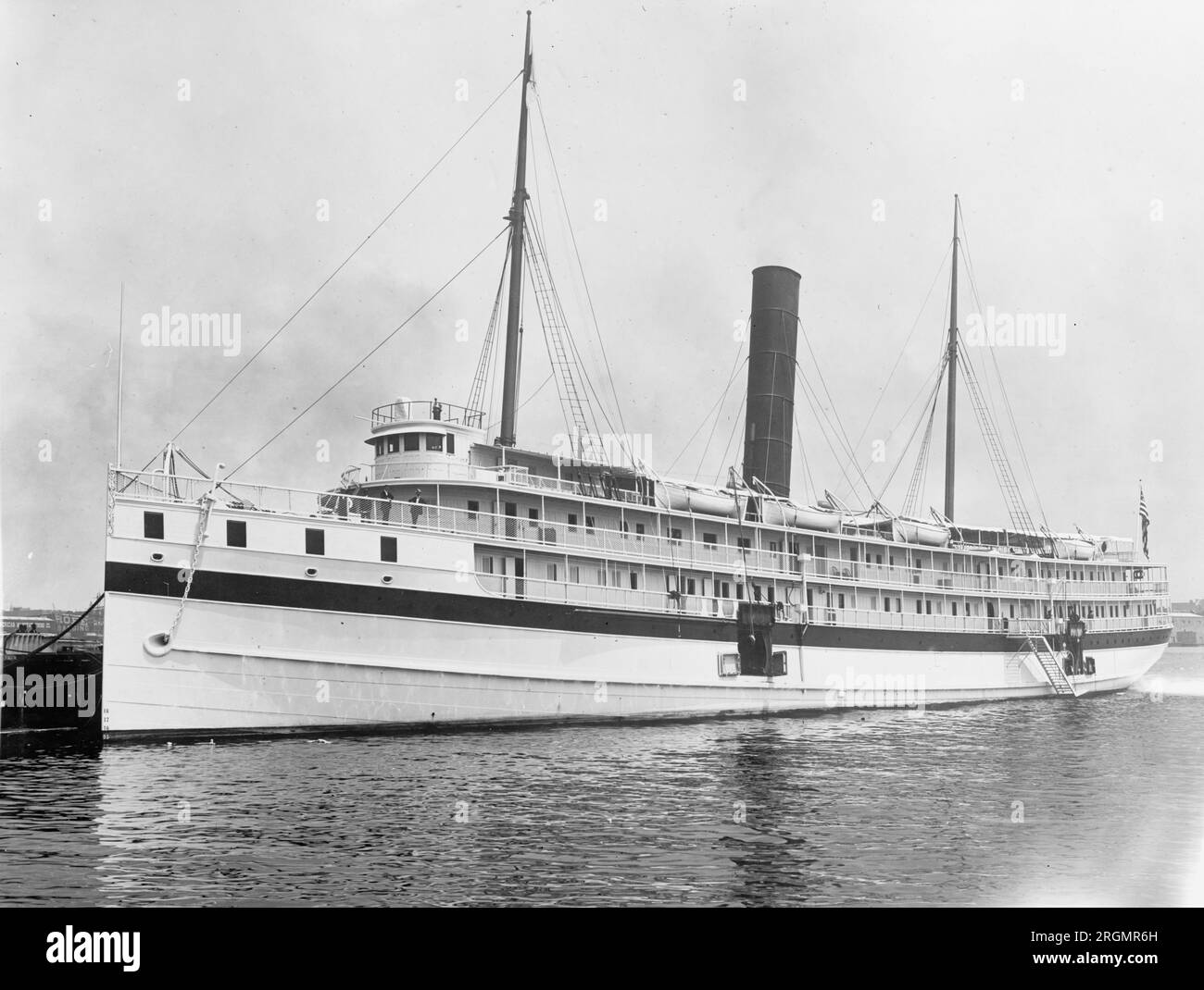 Hospital ship, U.S.S. Relief underway ca. 1916-1917 Stock Photo - Alamy