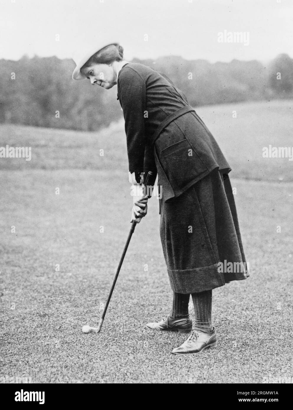 Vintage Golf: Miss Elsie Patterson, full-length portrait, standing, facing left, ready to hit golf ball ca. 1909-1932 Stock Photo