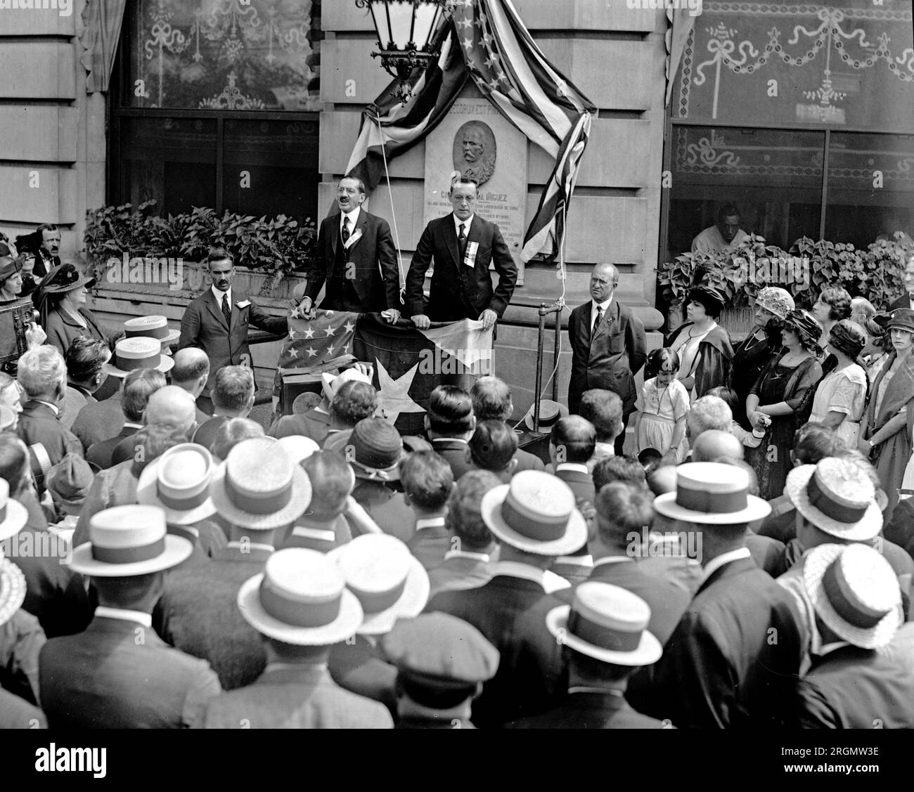 Unveiling images hi-res stock photography and images - Alamy