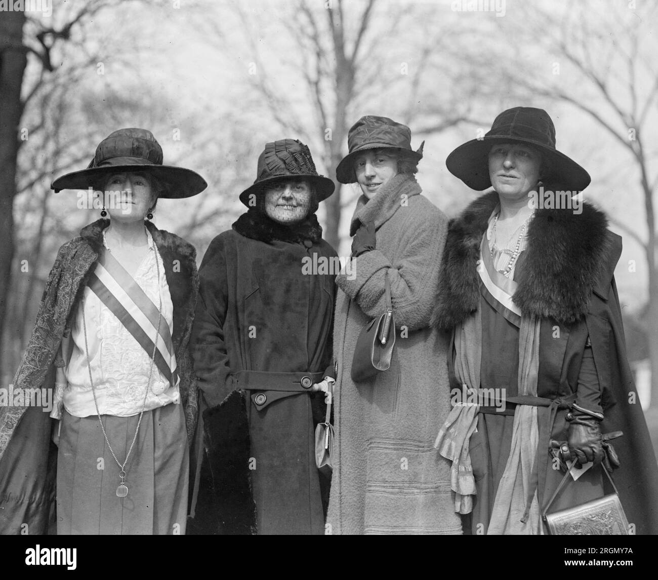 Women wearing white coats hi-res stock photography and images - Alamy