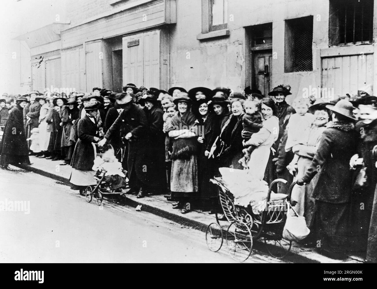 Women and children wait in a bread line in England ca. 1914-1918 Stock Photo