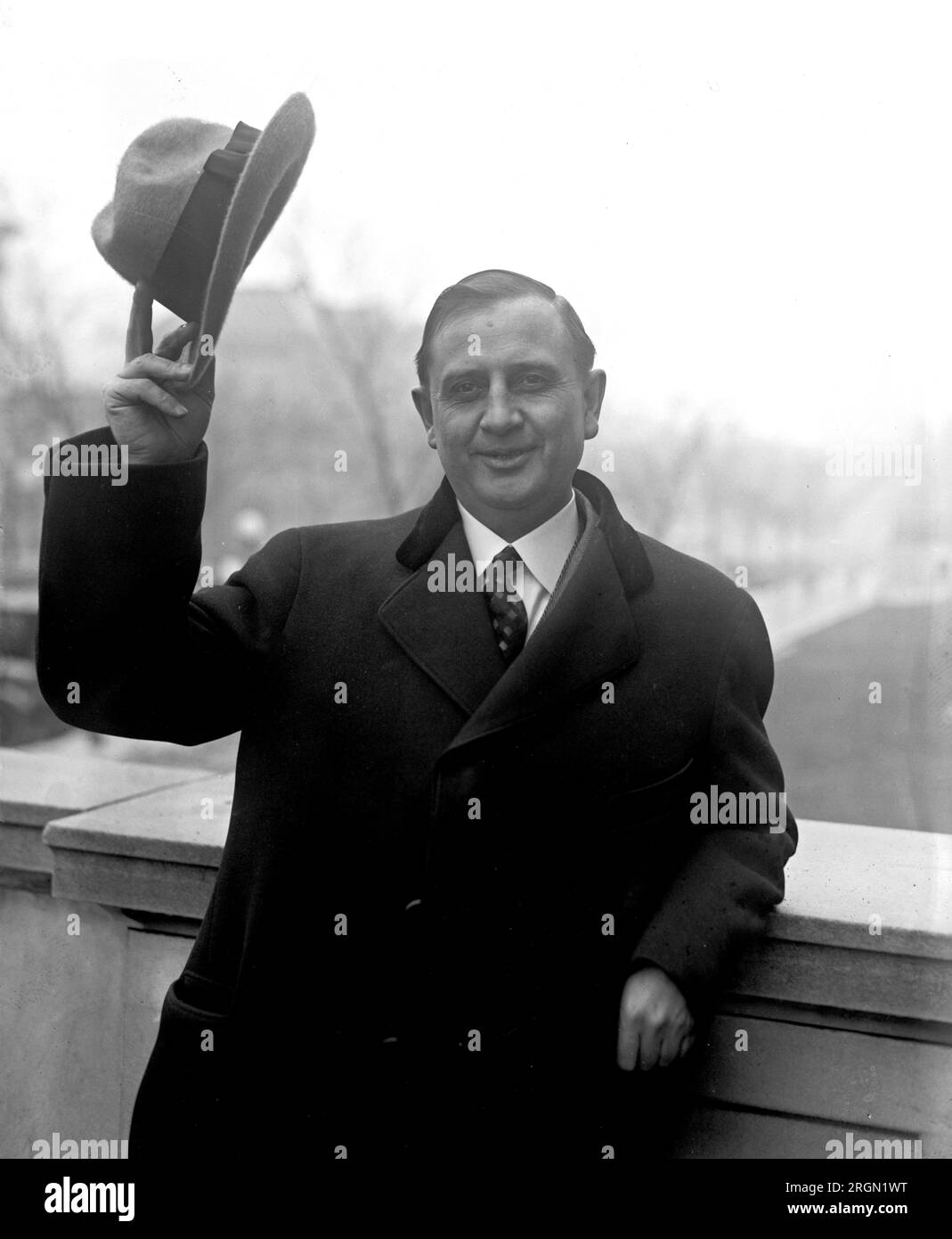 Man tipping hat 1920s hi-res stock photography and images - Alamy