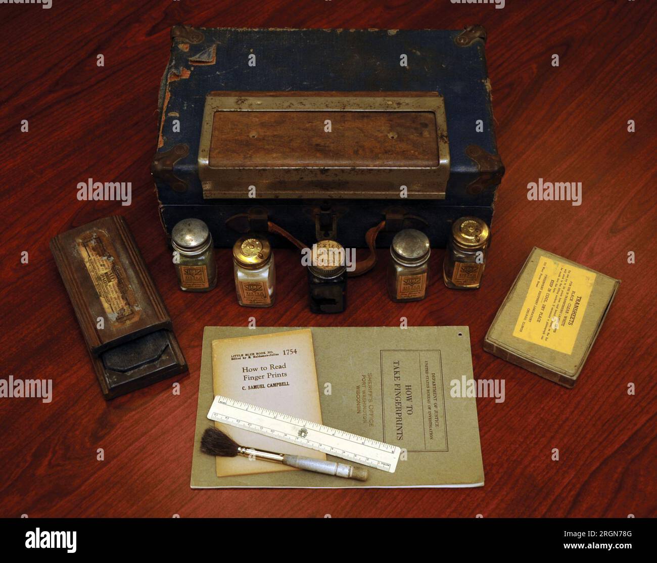 https://c8.alamy.com/comp/2RGN78G/fbi-history-pictured-here-is-a-fingerprint-taking-kit-and-a-booklet-printed-in-1932-in-the-us-government-printing-office-titled-how-to-take-fingerprints-2RGN78G.jpg