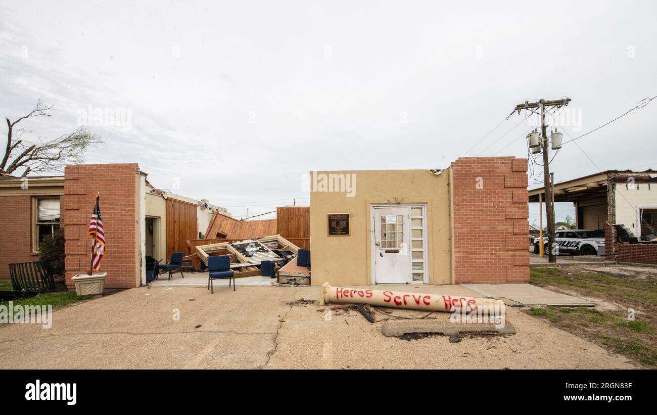Reportage USDA visit to survey EF4 tornado disaster area in Rolling