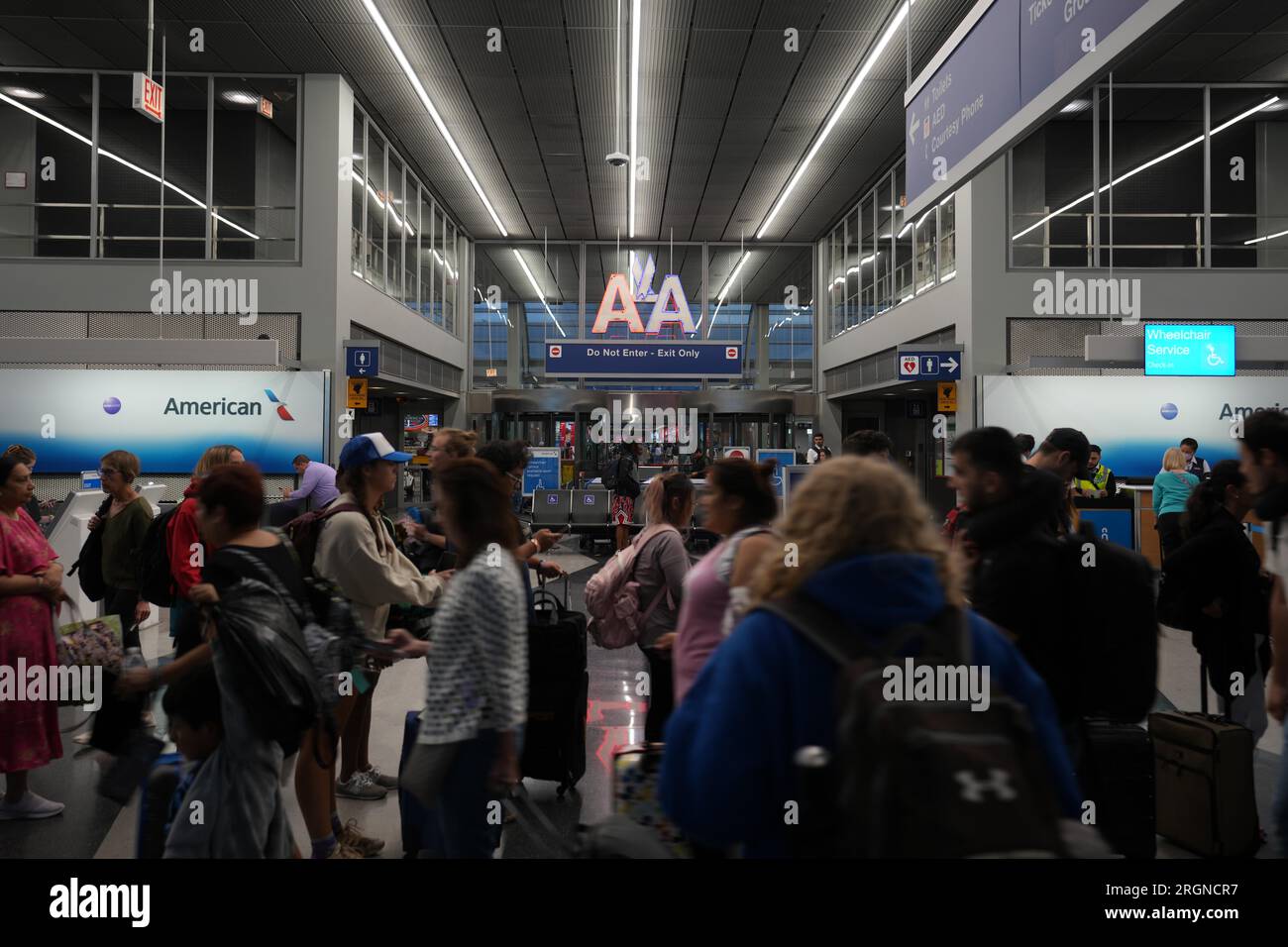 Chicago, United States. 07th Aug, 2023. Passengers stand in line to