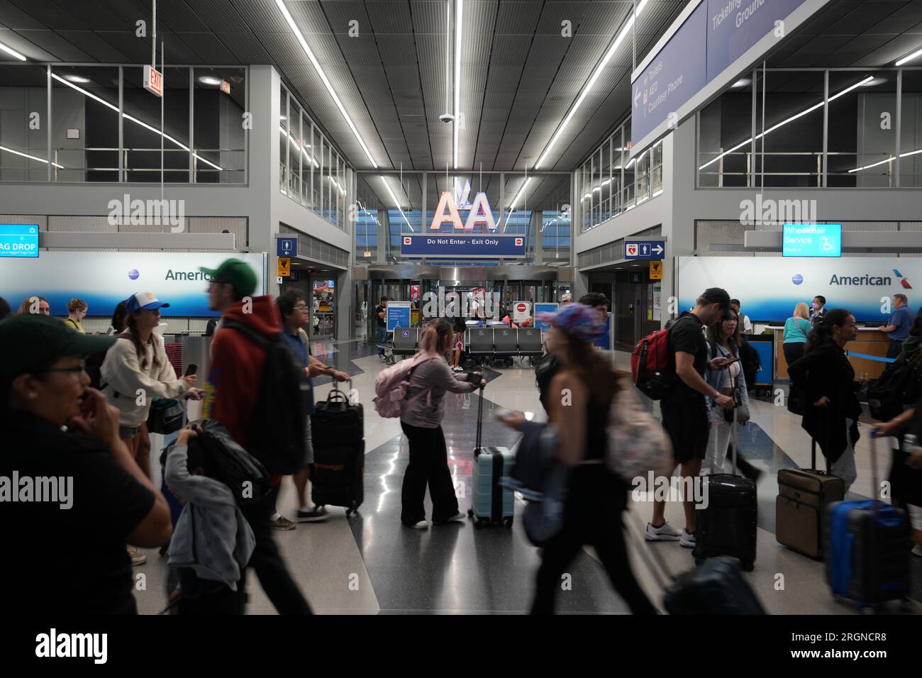 Chicago, United States. 07th Aug, 2023. Passengers stand in line to
