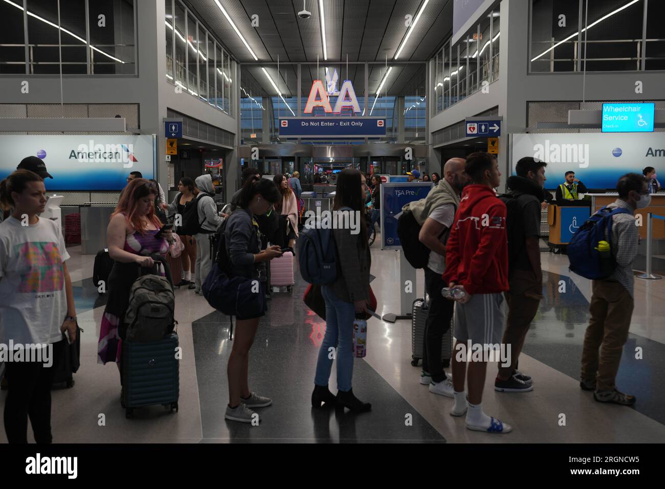 Chicago, United States. 07th Aug, 2023. Passengers stand in line to