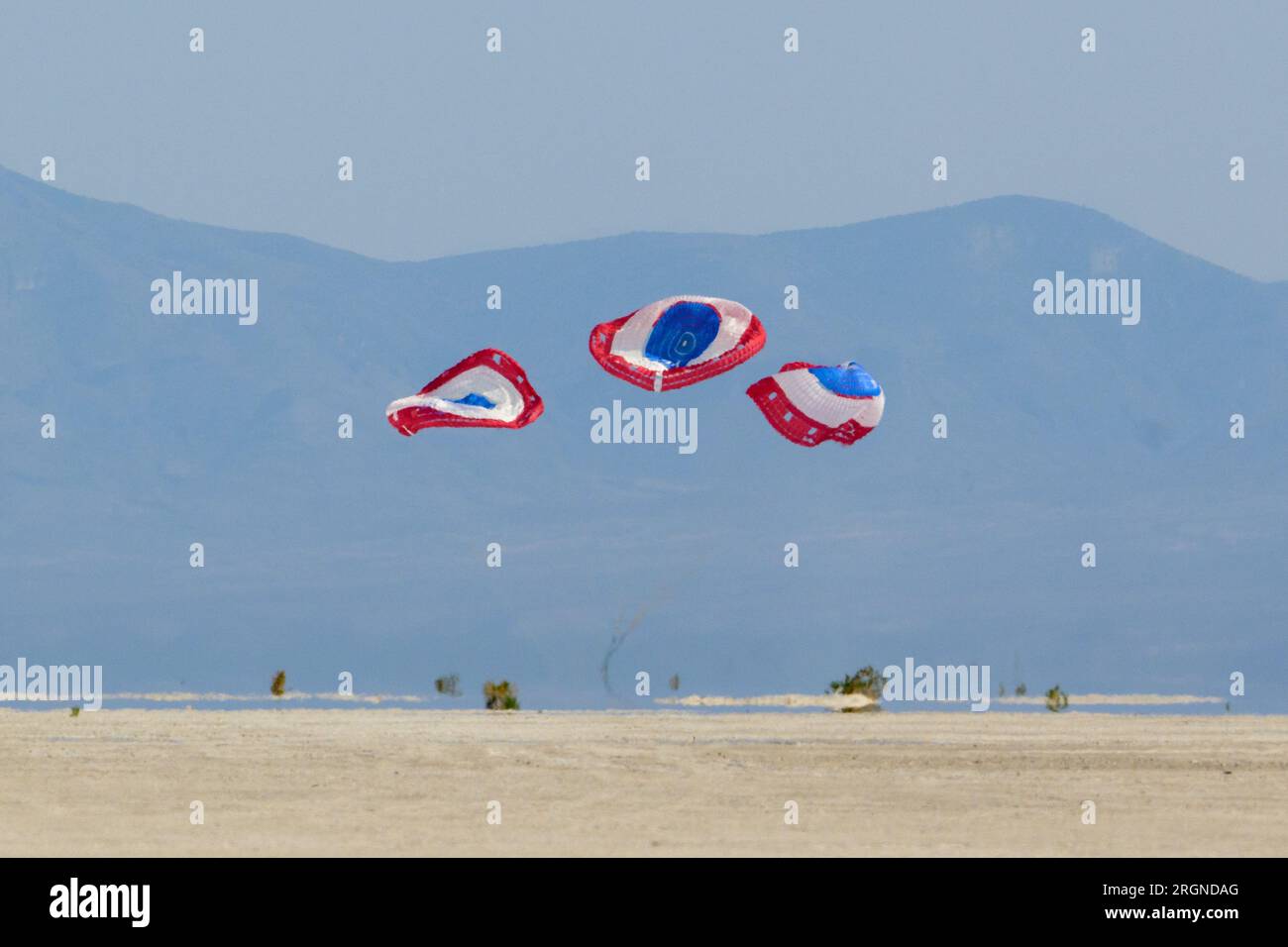 Reportage: Boeing Orbital Flight Test-2 Landing (May 2022) - Boeing’s CST-100 Starliner spacecraft lands at White Sands Missile Range’s Space Harbor, Wednesday, May 25, 2022, in New Mexico. Boeing’s Orbital Flight Test-2 (OFT-2) is Starliner’s second uncrewed flight test to the International Space Station as part of NASA's Commercial Crew Program. Stock Photo