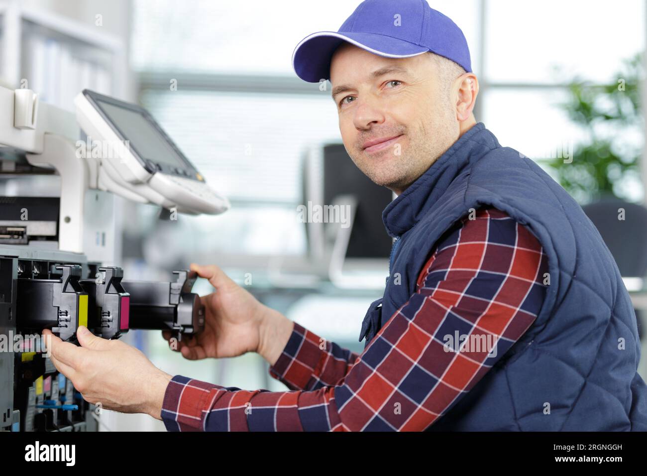 Technician repairing printer in hi-res stock photography and images - Alamy