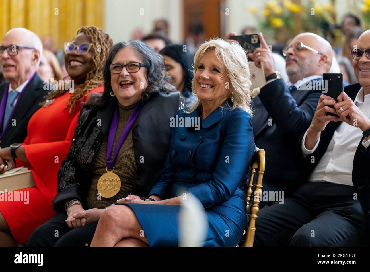 Reportage Joe Biden presenting medals at the National Arts and