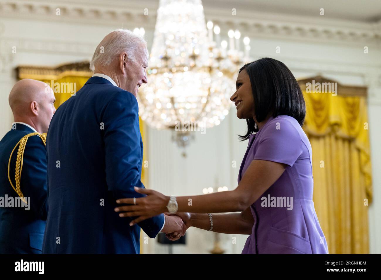 Reportage Joe Biden presenting medals at the National Arts and