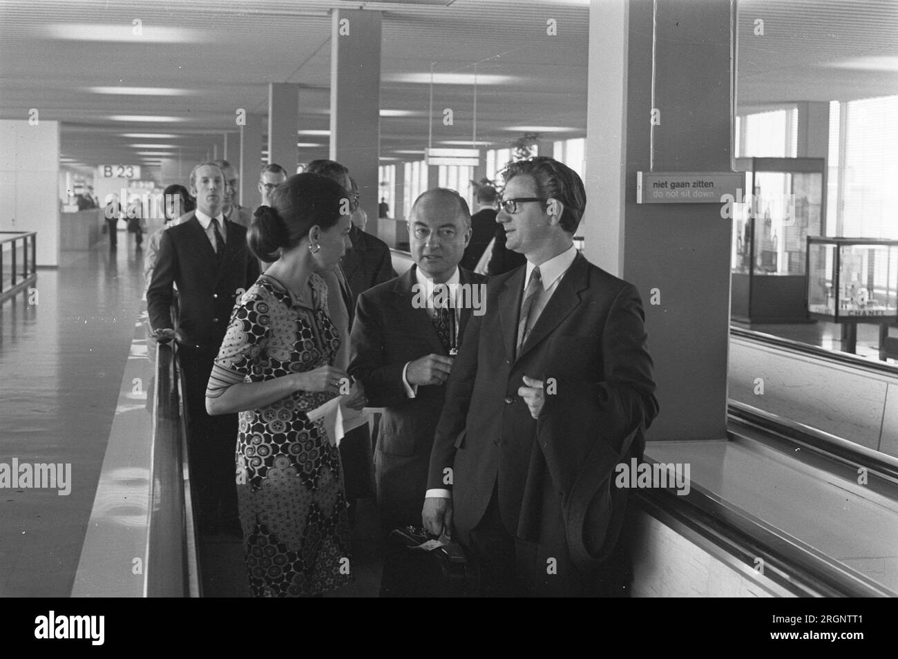 Minister Schmelzer and State Secretary Westerterp (r) return from Rome at Schiphol; ca. September 1972 Stock Photo