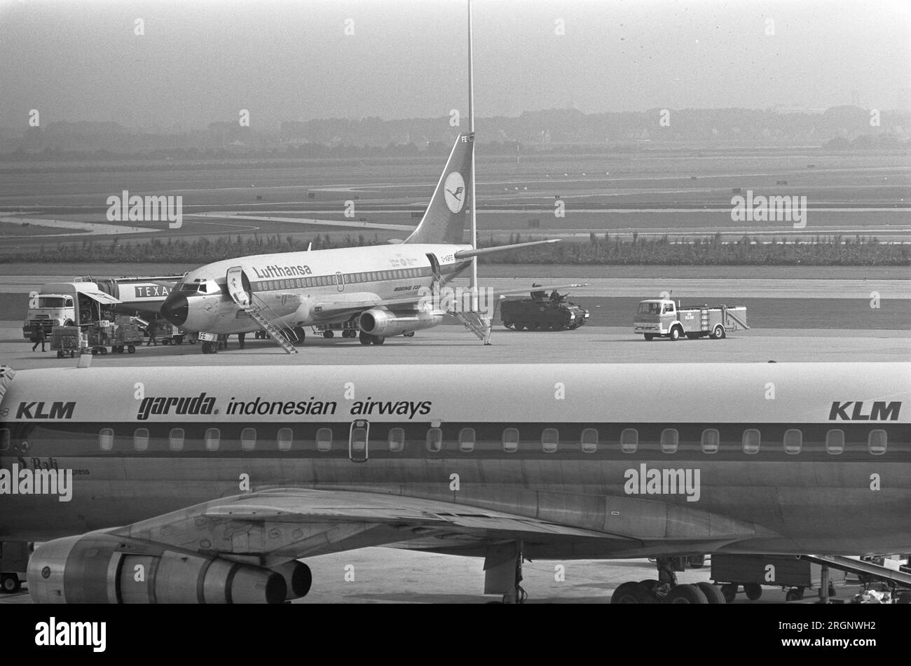 Runway lufthansa Black and White Stock Photos & Images Alamy