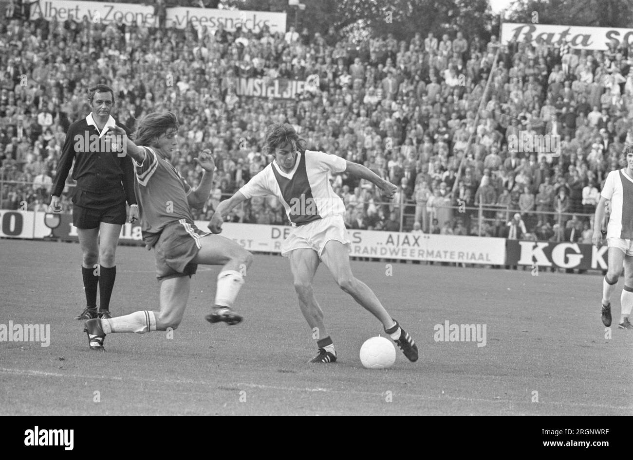 Ajax against Groningen 3-0, Arnold Mühren (right) in action ca. September 1972 Stock Photo