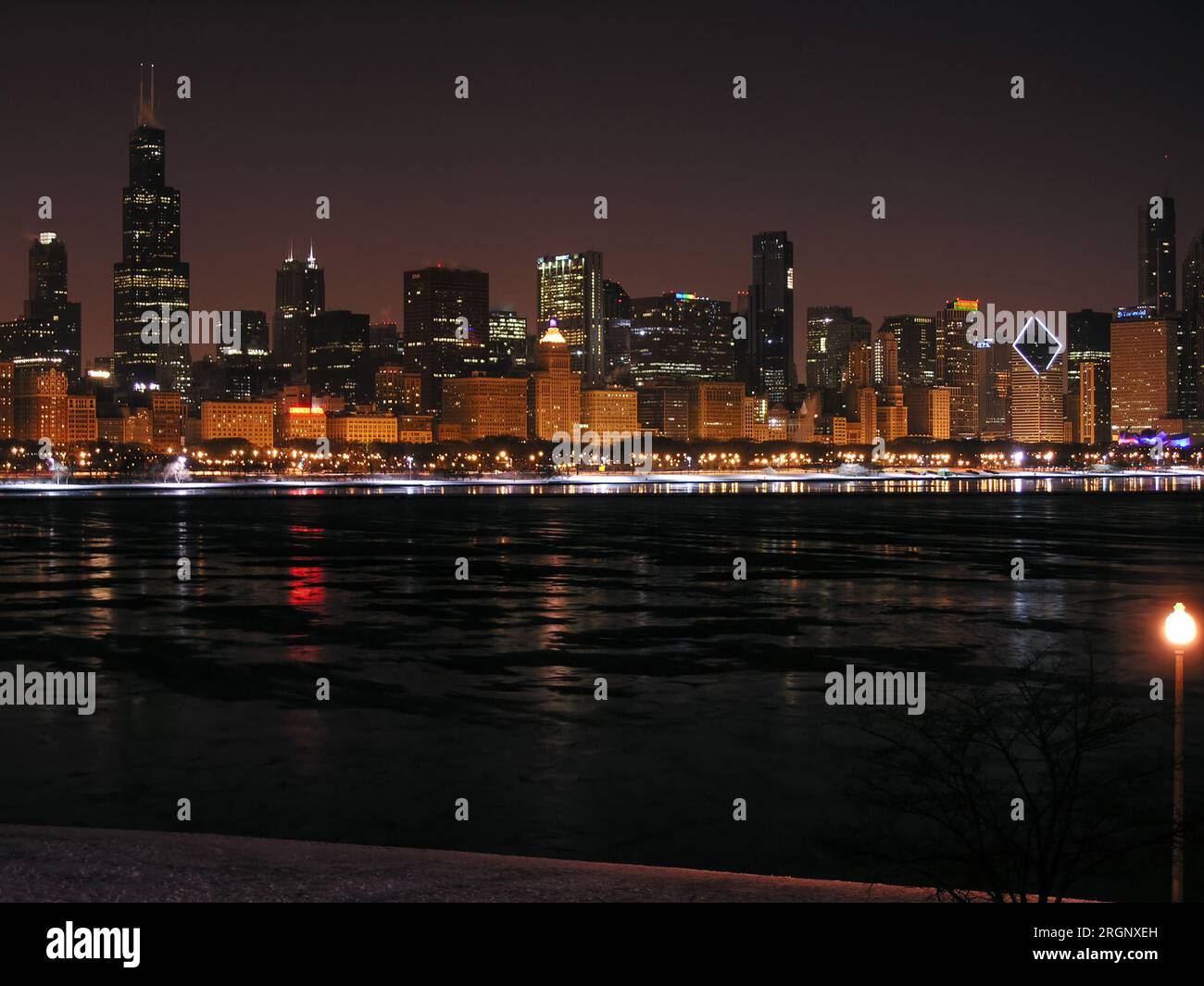 Chicago night skyline hi-res stock photography and images - Alamy