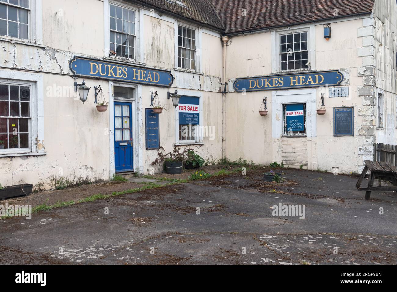Abandoned derelict Pub The Dukes Head on Dymchurch Road in Hythe Kent Stock Photo