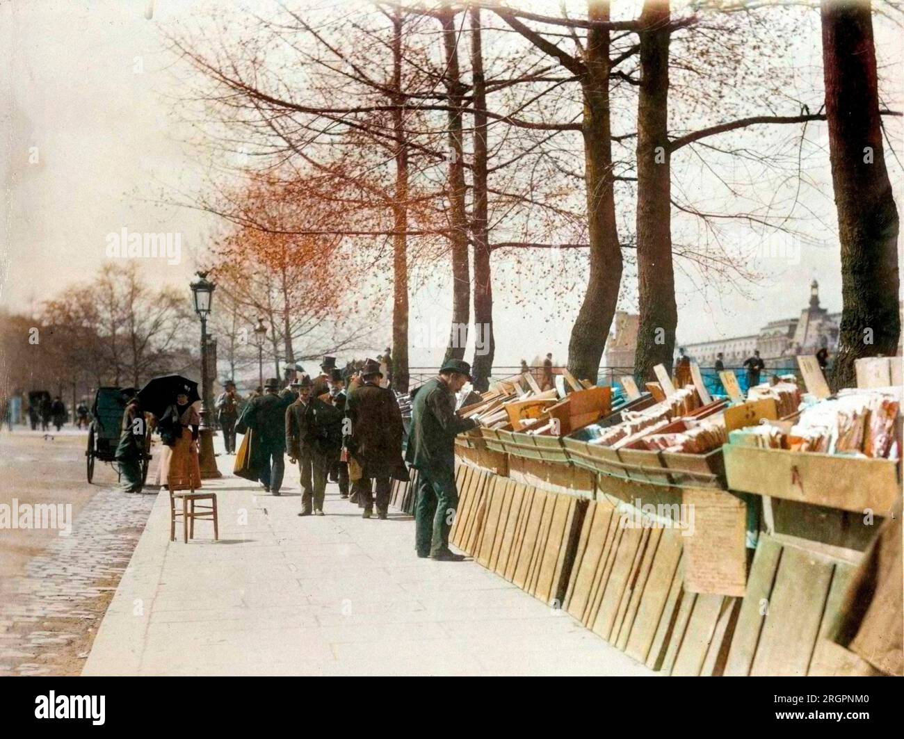 Bouquinistes sur les quais de la Seine a Paris. - Bouquinistes, quai Malaquais - 1898 - photo Eugène Atget . photo colorié ultérieurement  Later coloring. Stock Photo