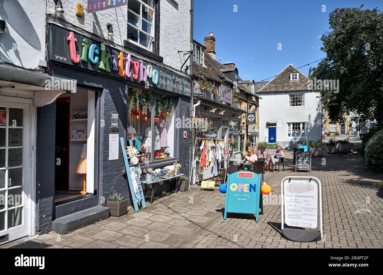 Chipping Norton shops and cafes in Middle Row with diners outside. England UK Stock Photo Alamy