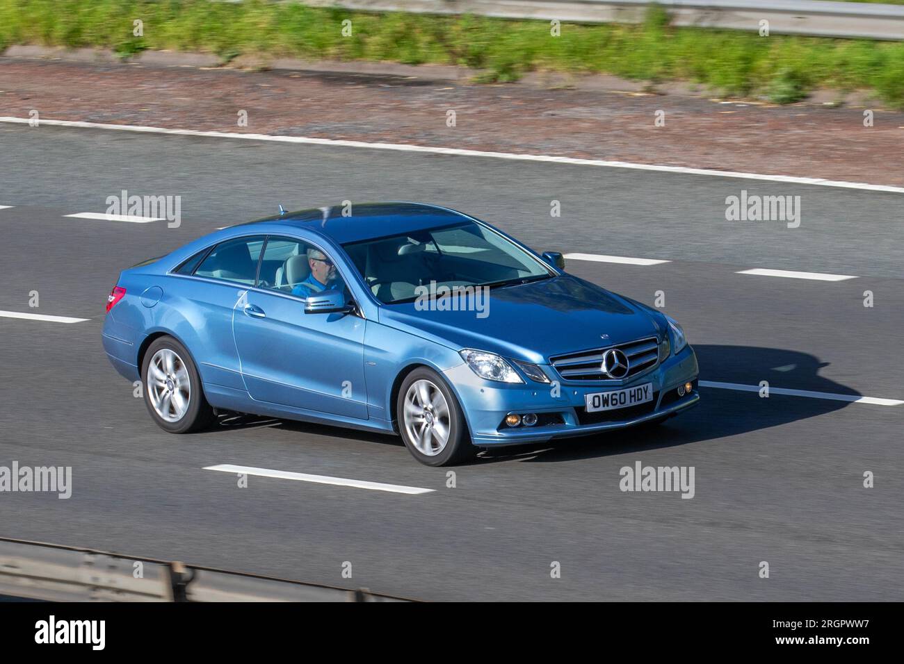 2010 Blue Mercedes Benz E220 SD CDi Blueeffi-Cy A Diesel 2143 cc ; travelling at speed on the M6 motorway in Greater Manchester, UK Stock Photo