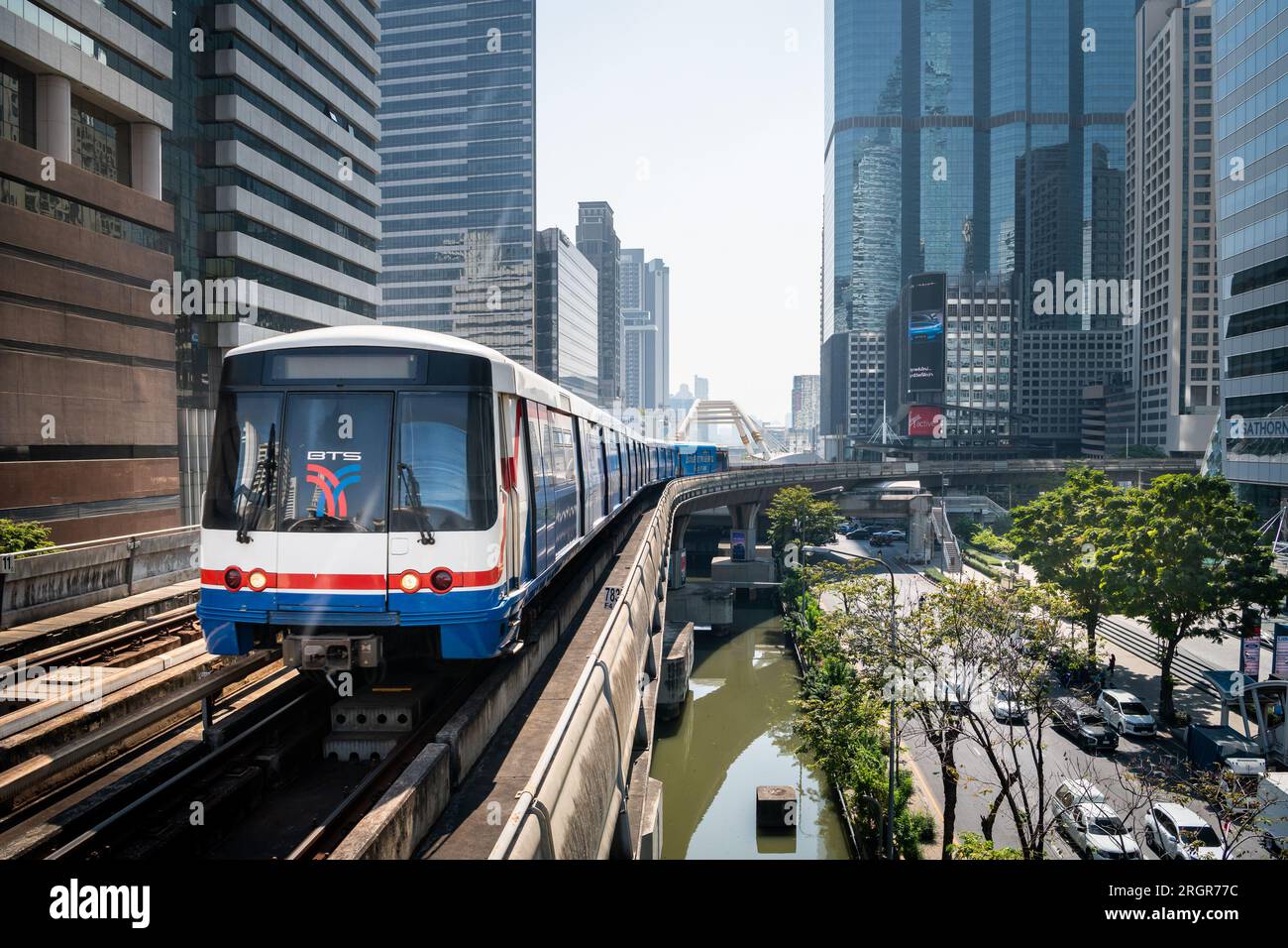 A train passes through Chong Nonsi BTS sky train station over Naradhiwas Rajanagarindra Rd