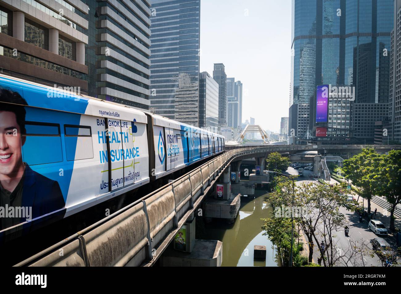 A train passes through Chong Nonsi BTS sky train station over Naradhiwas Rajanagarindra Rd