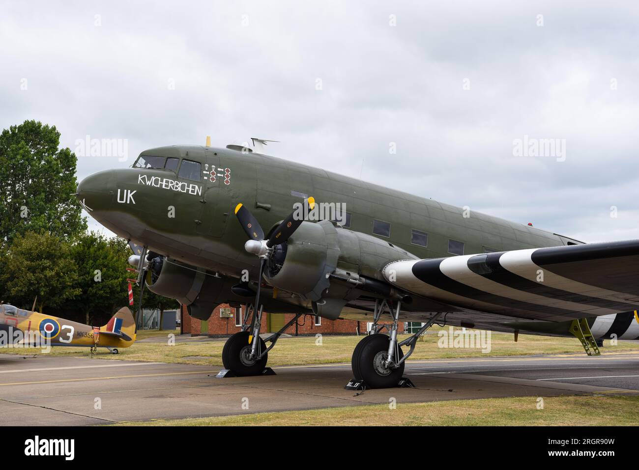 Dakota aircraft hi-res stock photography and images - Alamy