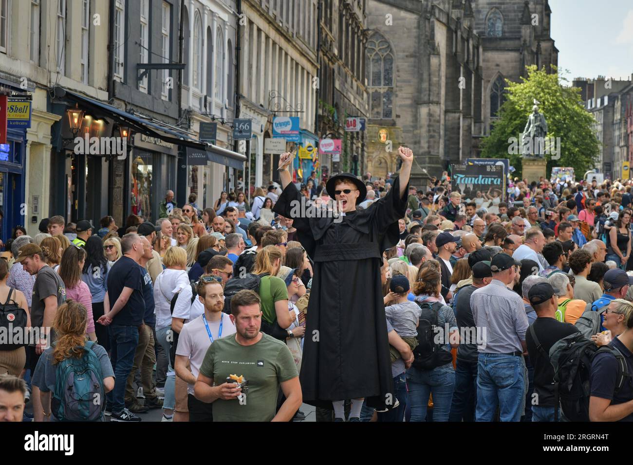 Edinburgh Scotland, UK 11 August 2023. Crowds and performers on the Royal Mile during the Edinburgh Festival. credit sst/alamy live news Stock Photo