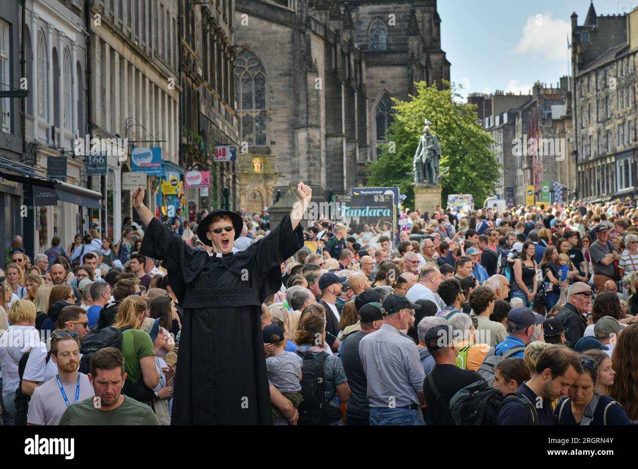 Edinburgh Scotland, UK 11 August 2023. Crowds and performers on the Royal Mile during the Edinburgh Festival. credit sst/alamy live news Stock Photo