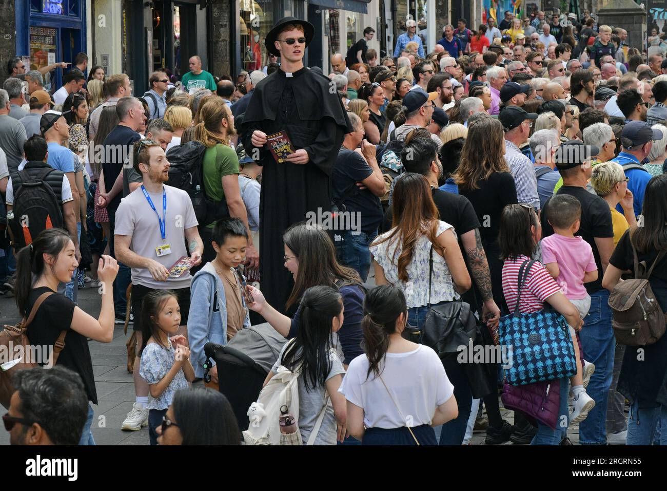 Edinburgh Scotland, UK 11 August 2023. Crowds and performers on the Royal Mile during the Edinburgh Festival. credit sst/alamy live news Stock Photo