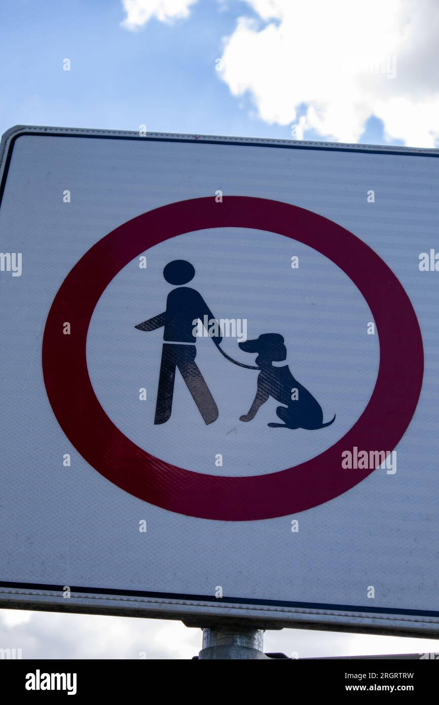 The dog must be on a leash sign Stock Photo