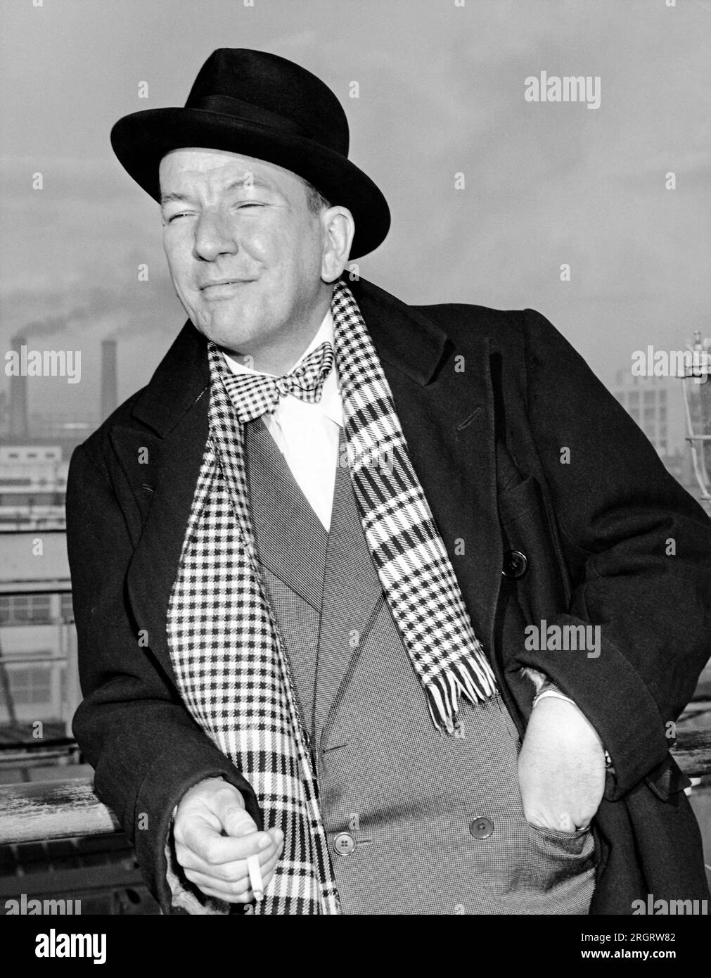 New York, New York:  March 7, 1947 Actor and playwright Noel Coward sailed today aboard the Queen Elizabeth. Stock Photo