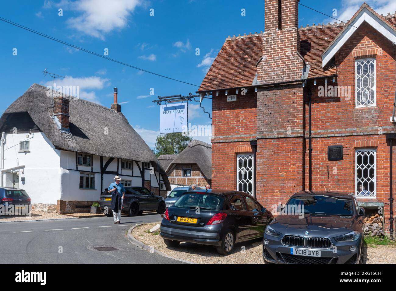 Longstock village centre with the local pub, The Peat Spade Inn,  and pretty thatched cottages, Hampshire, England, UK Stock Photo
