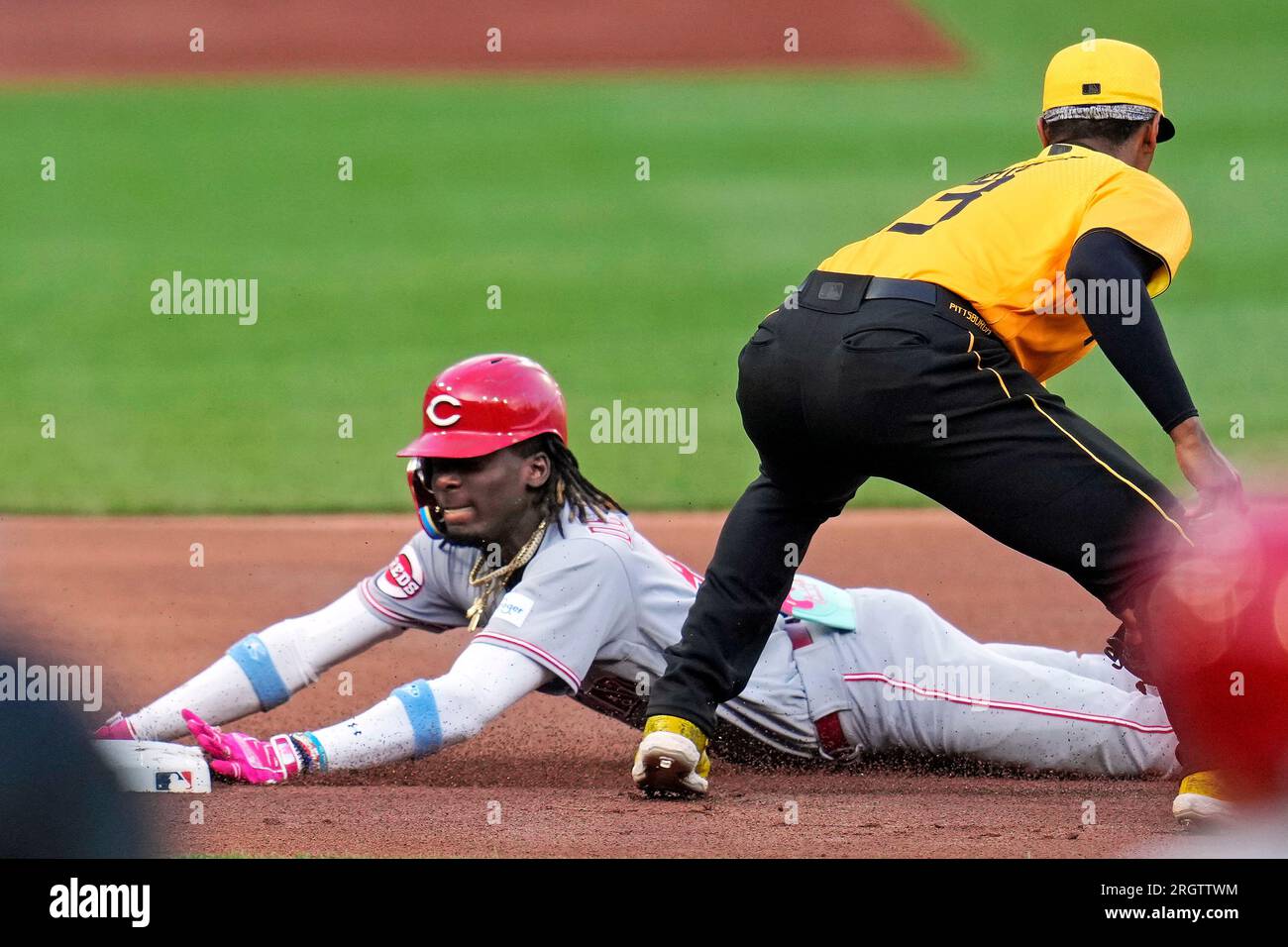 Cincinnati Reds' Elly De La Cruz slides safely into third past