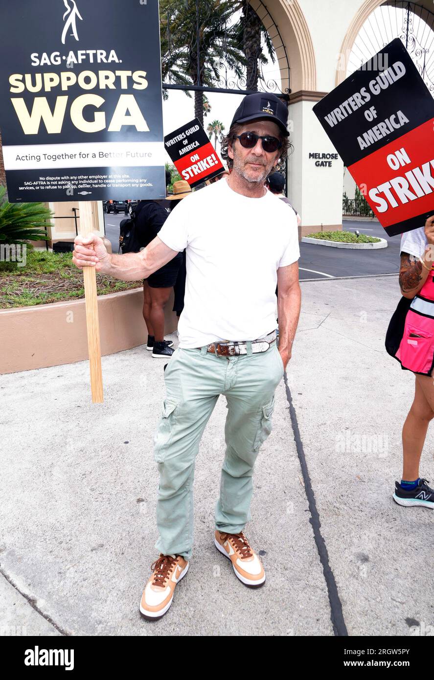 Hollywood, Ca. 11th Aug, 2023. Leland Orser, seen on the picket line during the SAG-AFTRA Strike at Paramount Studios in Hollywood, California on August 11, 2023. Credit: Faye Sadou/Media Punch/Alamy Live News Stock Photo