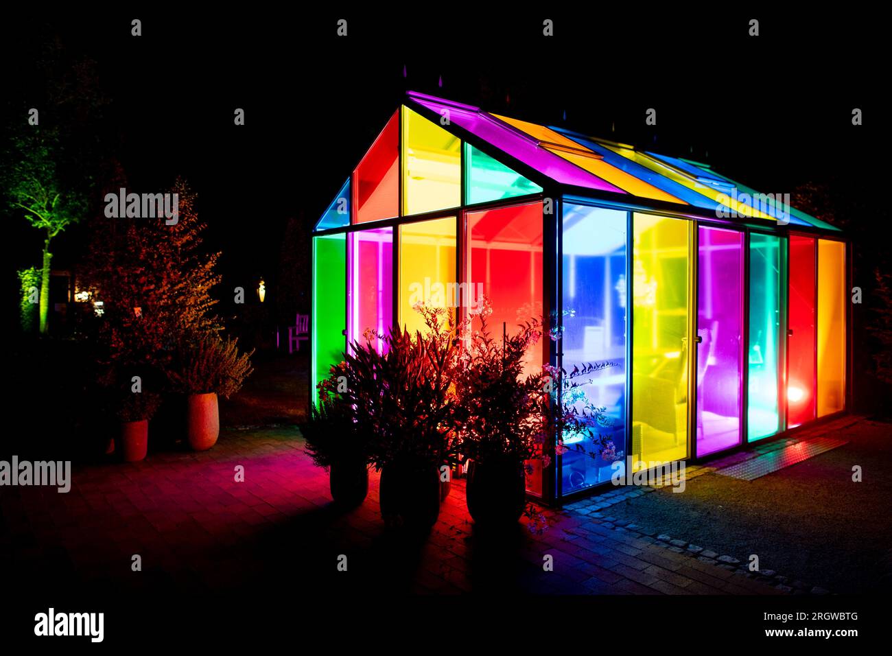 Bad Zwischenahn, Germany. 10th Aug, 2023. An illuminated glass house