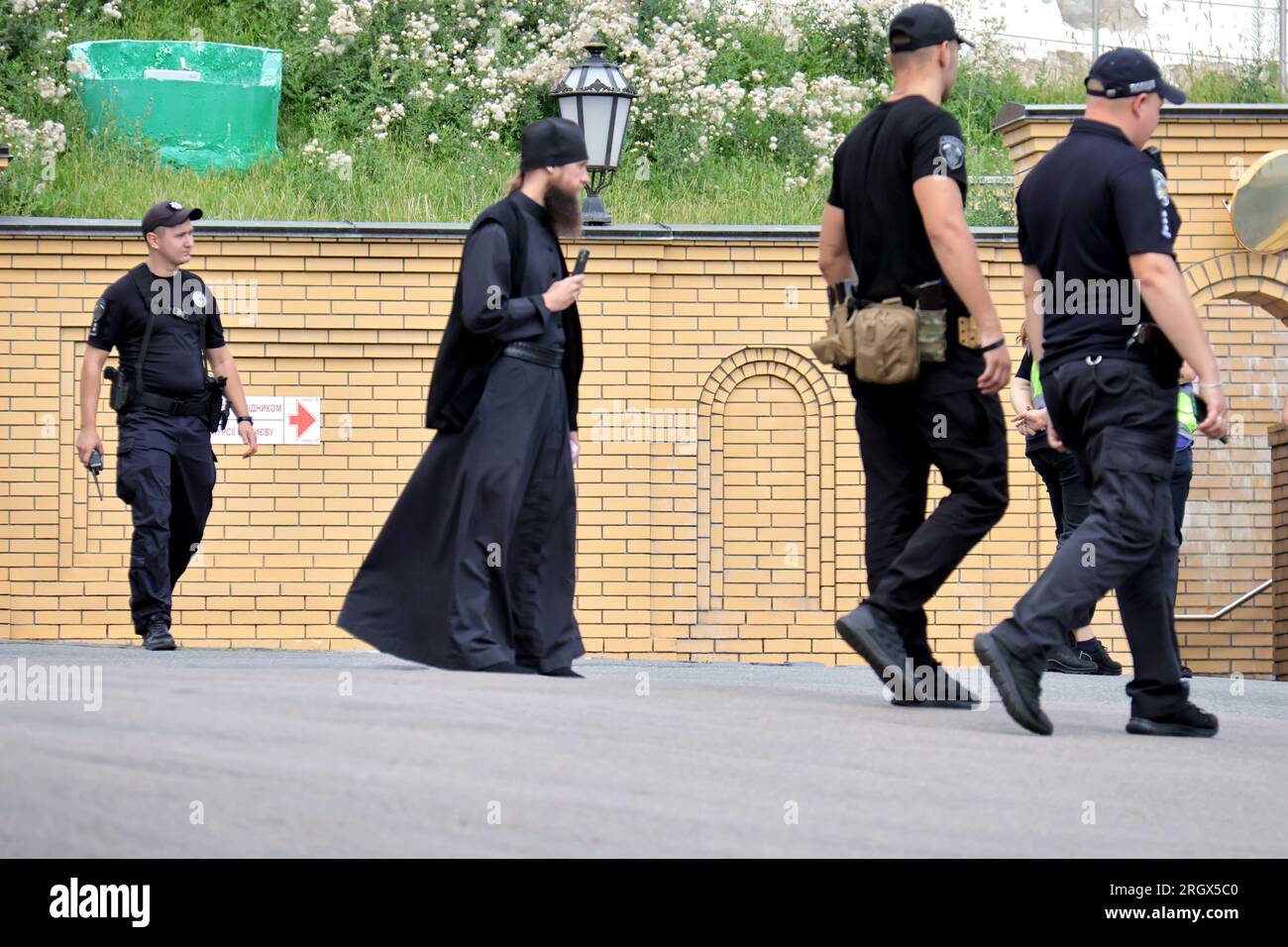 Non Exclusive: KYIV, UKRAINE - AUGUST 11, 2023 - A police officer stays by law enforcers at the Kyiv-Pechersk Lavra, Kyiv, capital of Ukraine. Stock Photo