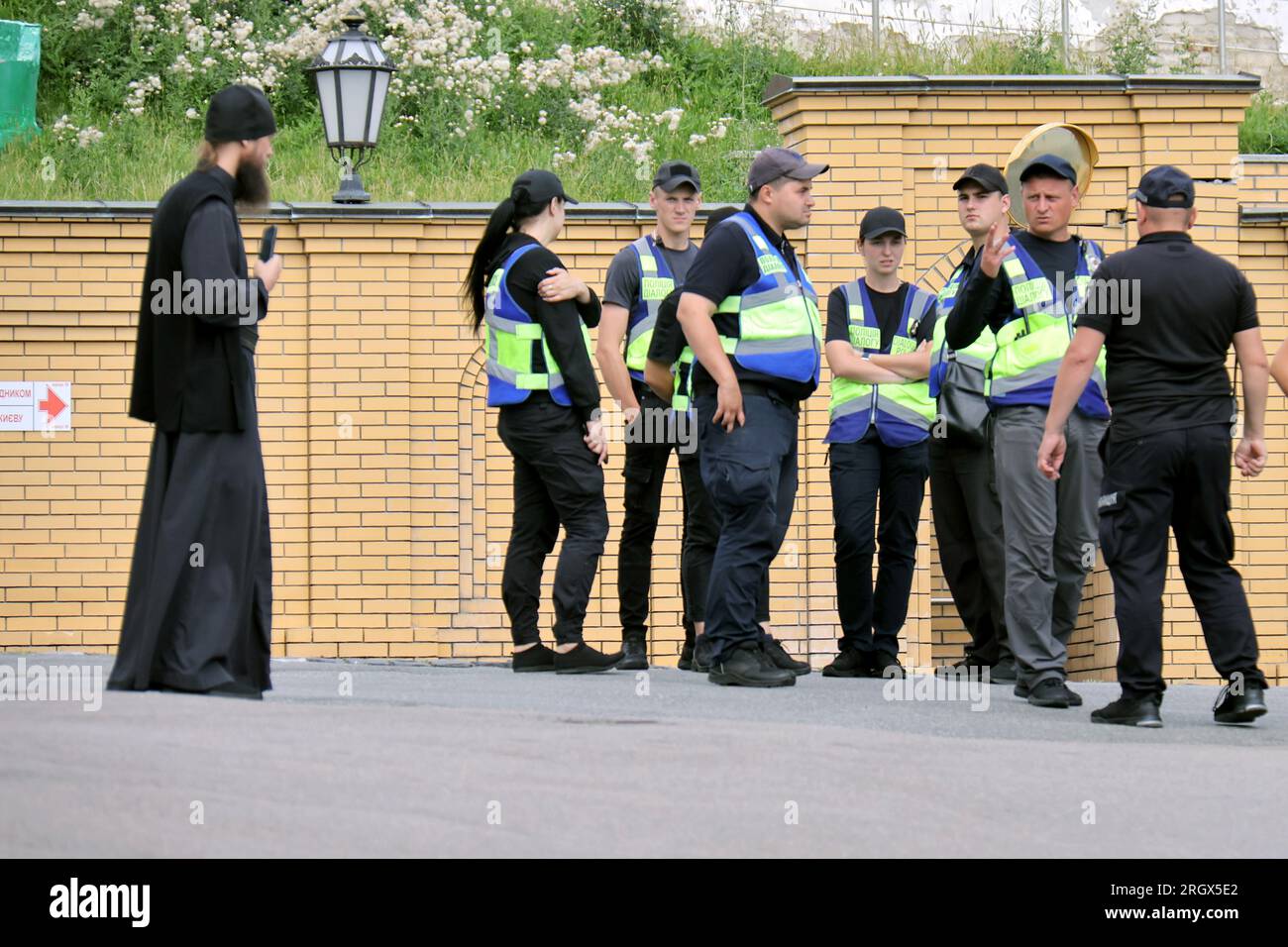 Non Exclusive: KYIV, UKRAINE - AUGUST 11, 2023 - A police officer stays by law enforcers at the Kyiv-Pechersk Lavra, Kyiv, capital of Ukraine. Stock Photo