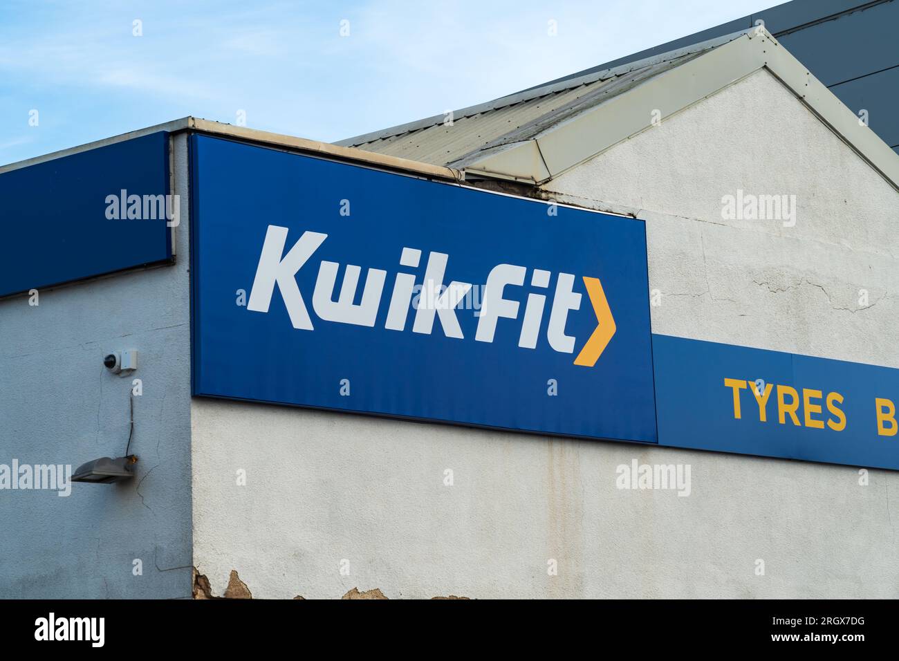 Wolverhampton, UK - August 11 2023: Kwik Fit company logo and signage on the Exterior of the Wolverhampton City Centre Store Stock Photo