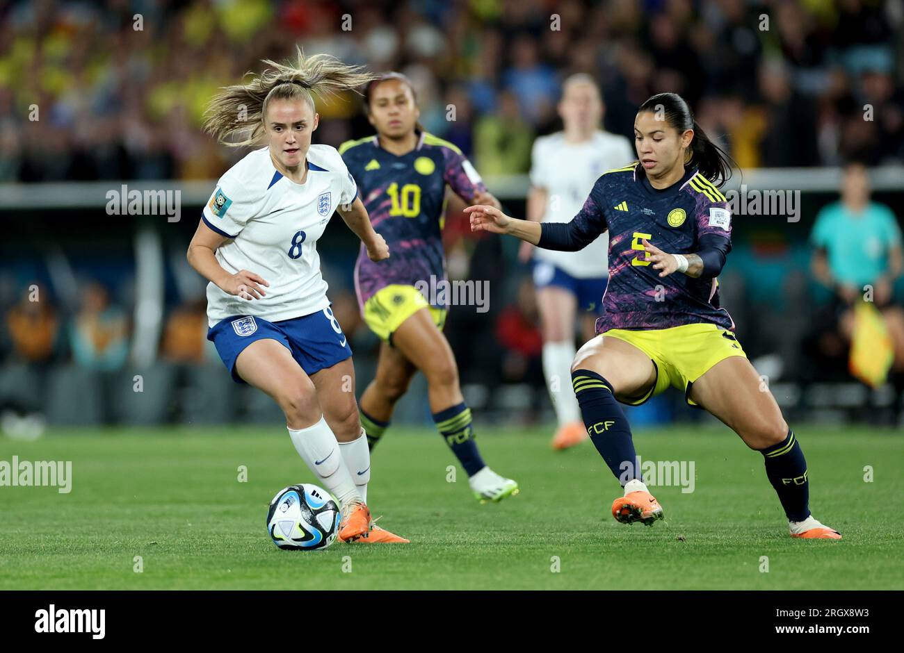 England's Georgia Stanway (left) and Colombia's Lorena Bedoya Durango battle for the ball during the FIFA Women's World Cup quarter-final at Stadium Australia, Sydney. Picture date: Saturday August 12, 2023. Stock Photo