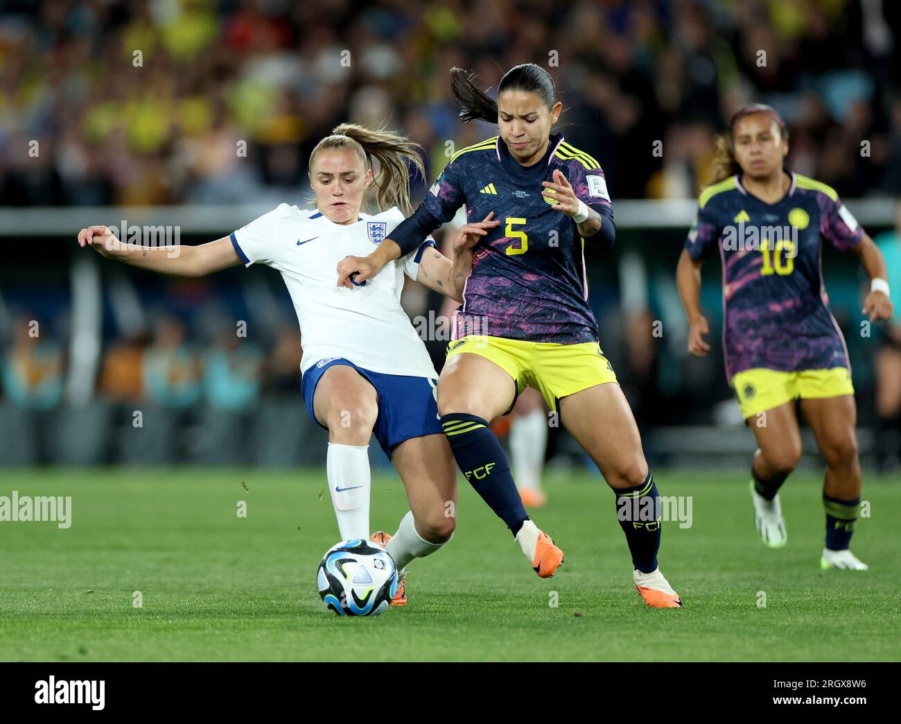 England's Georgia Stanway (left) and Colombia's Lorena Bedoya Durango battle for the ball during the FIFA Women's World Cup quarter-final at Stadium Australia, Sydney. Picture date: Saturday August 12, 2023. Stock Photo