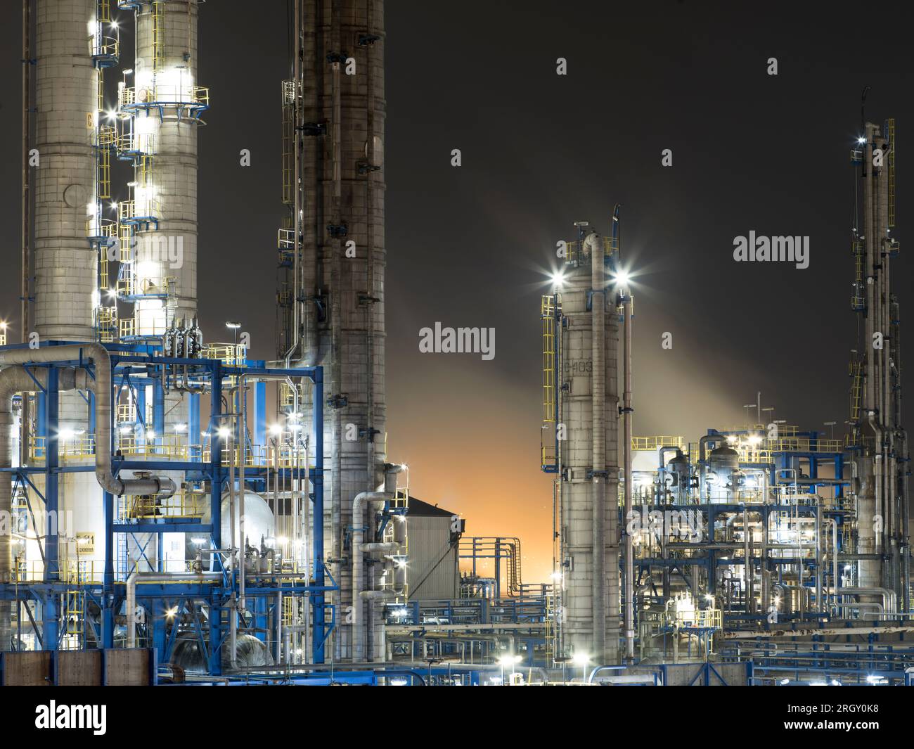 beautiful pictures of a natural gas factory at night and flashing lights Natural gas and petrol plant factory. Stock Photo