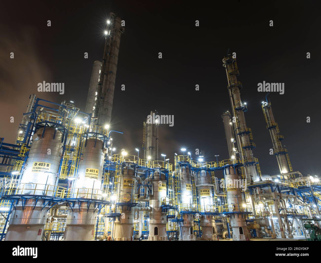 beautiful pictures of a natural gas factory at night and flashing lights Natural gas and petrol plant factory. Stock Photo