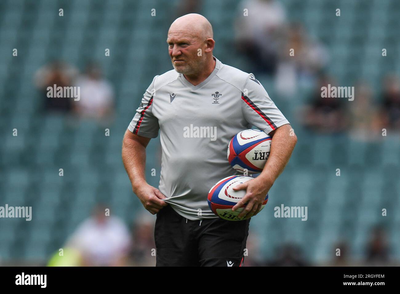 Celtic Warriors kicker Neil Jenkins makes a point to his team mates News  Photo - Getty Images