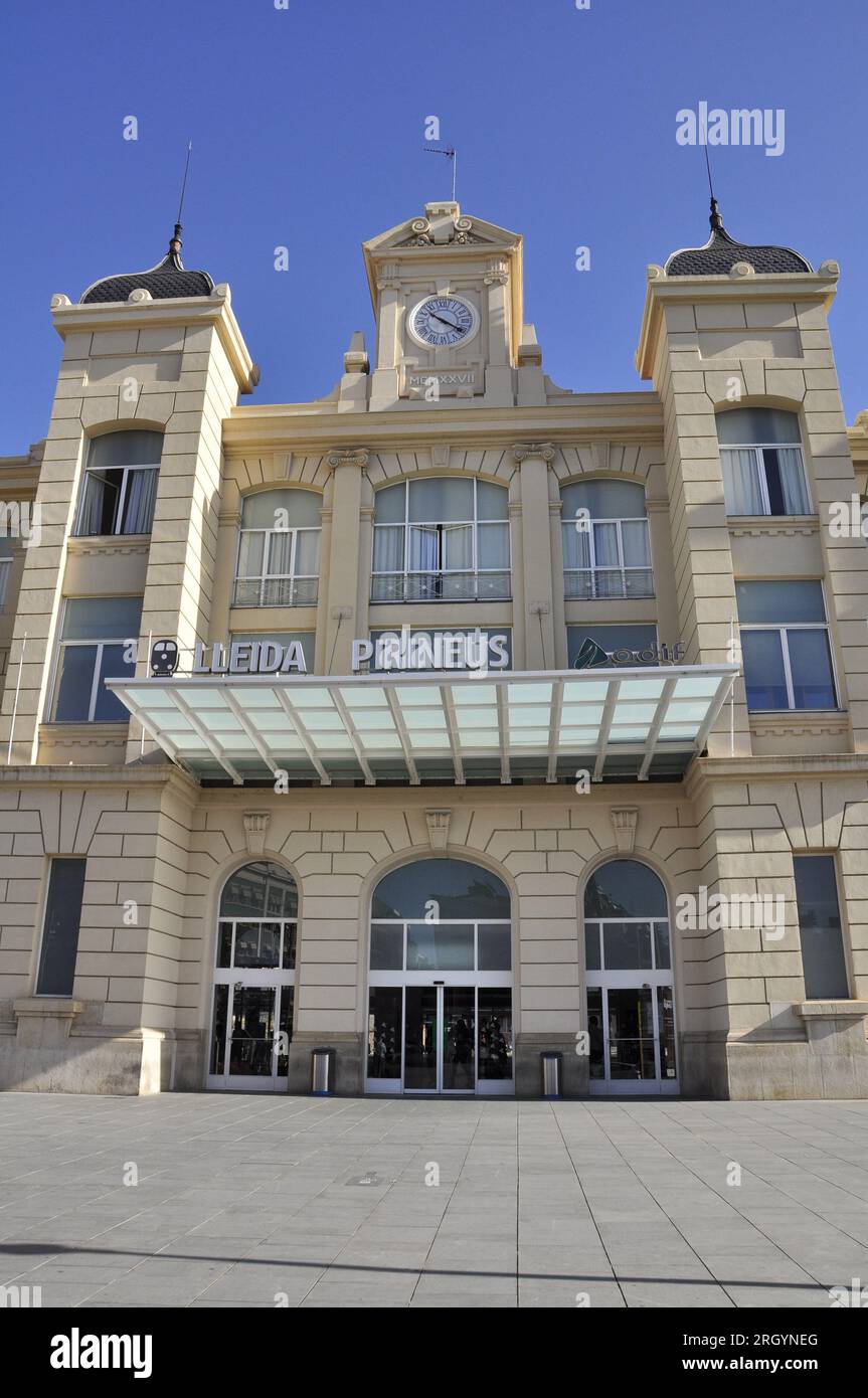 Estacion lerida pirineos hires stock photography and images Alamy