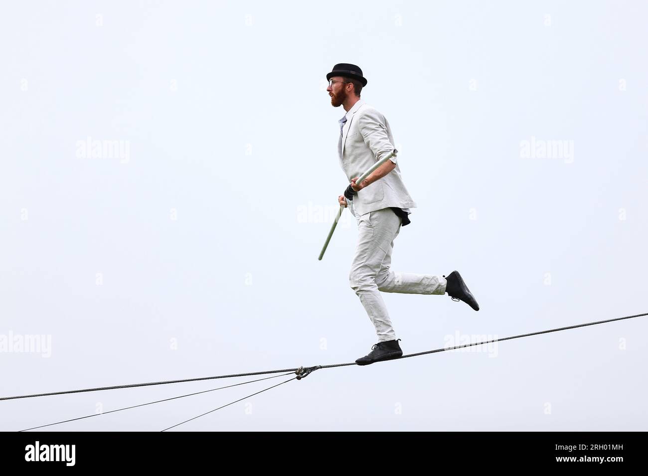 https://c8.alamy.com/comp/2RH01MH/carmarthen-uk-12-august-2023-carmarthen-born-high-wire-walker-ellis-grover-walks-the-length-of-the-rugby-pitch-100m-in-carmarthen-park-at-a-height-of-10m-without-a-safety-rope-or-net-ellis-started-honing-his-skills-as-a-teenager-at-carmarthen-park-where-he-would-balance-along-the-railings-that-surround-the-parks-velodrome-credit-gruffydd-thomasalamy-2RH01MH.jpg