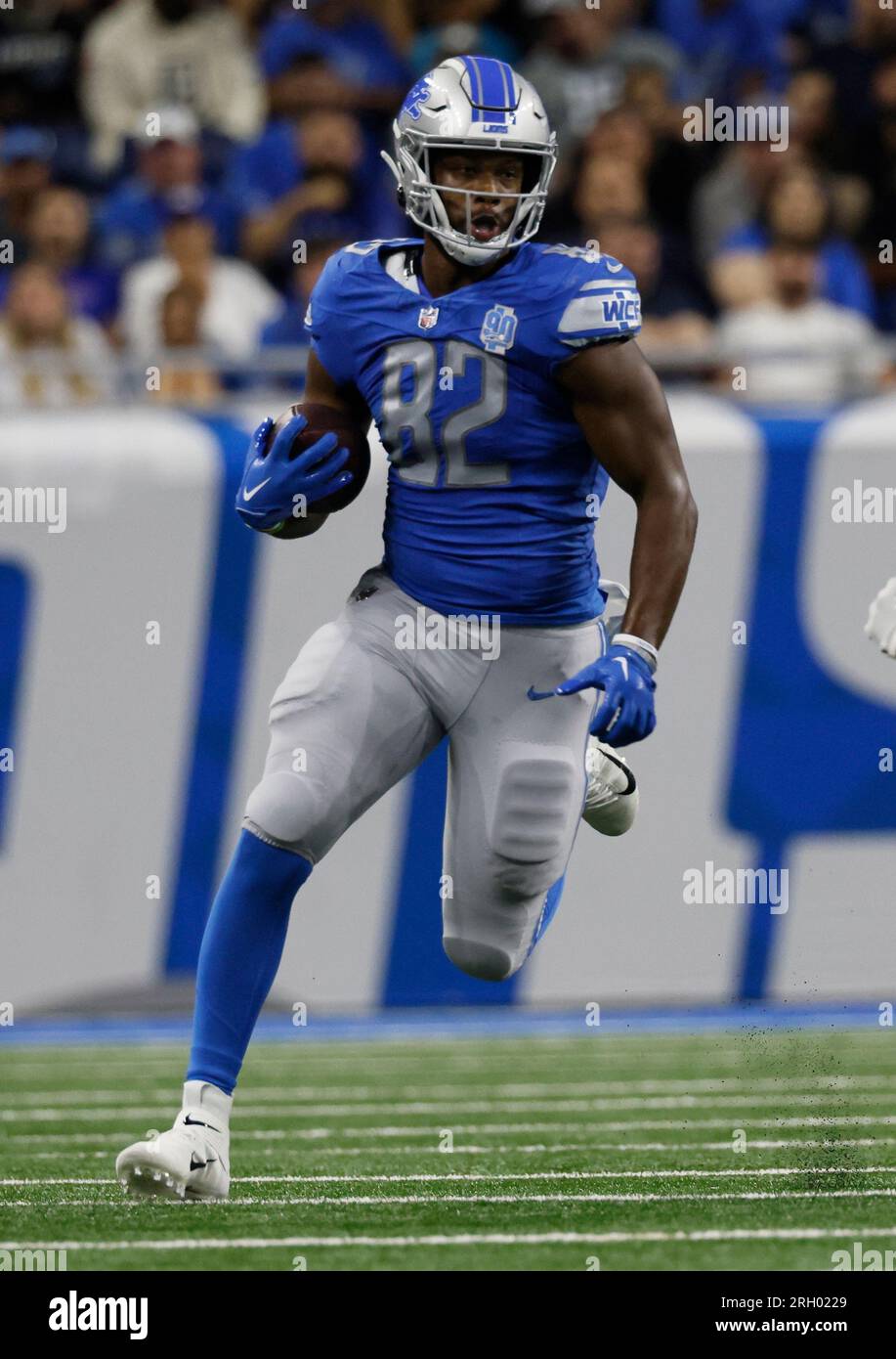 Detroit Lions tight end James Mitchell (82) carries the ball