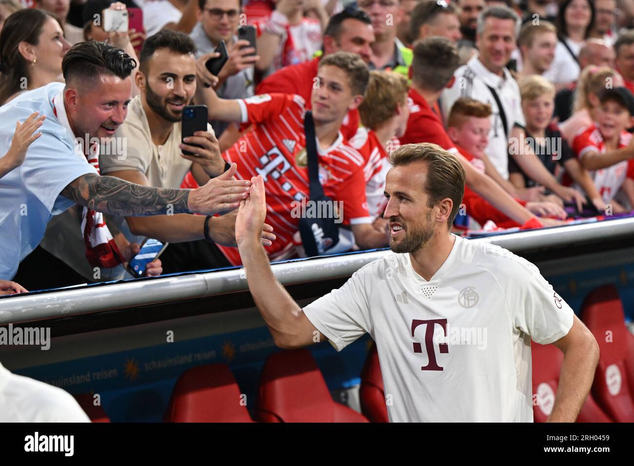 Bayern Munich's Harry Kane acknowledges the fans before the DFL-Supercup final at the Allianz Arena, Munich. Picture date: Saturday August 12, 2023. Stock Photo