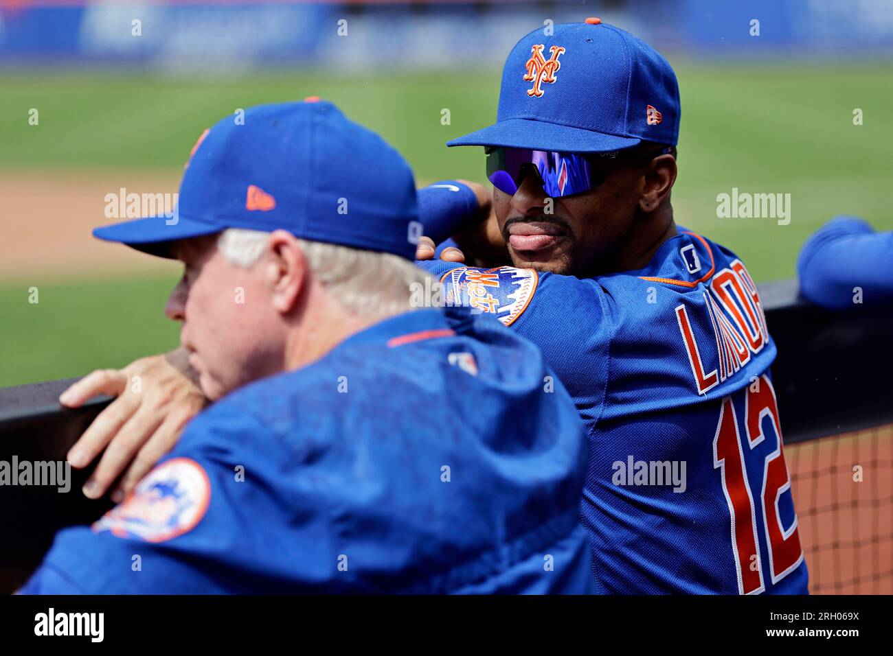 New York Mets shortstop Francisco Lindor talks to manager Buck