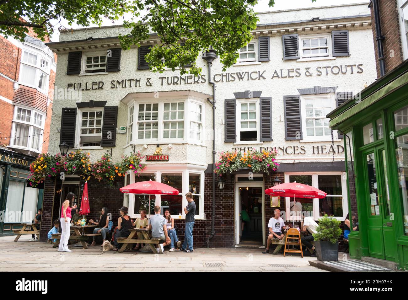 People having a drink outside the Prince's Head public house on Richmond Green, Richmond, TW9, Surrey, England, U.K. Stock Photo