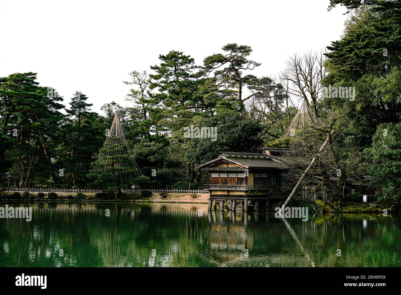 Uchi-hashi tei tea house by the Kasumiga-ike pond in Kenrokuen Garden, Kanazawa, Japan. Stock Photo